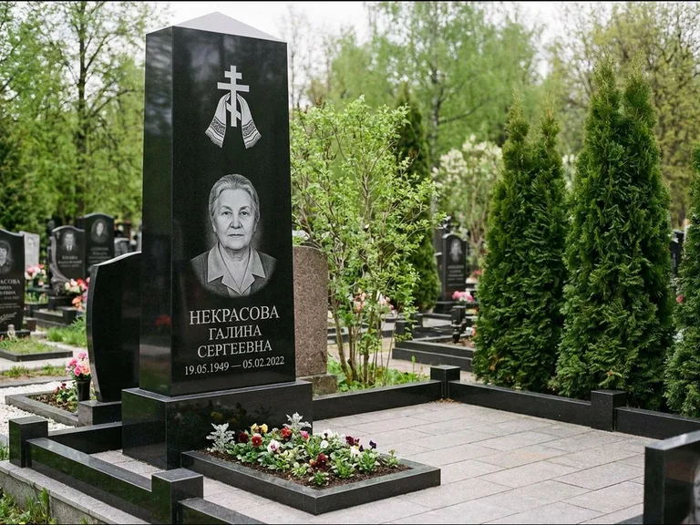 Памятник из чёрного гранита — стела-пилон с ажурным резным крестом, работа «Ерофеева» в Екатеринбурге
