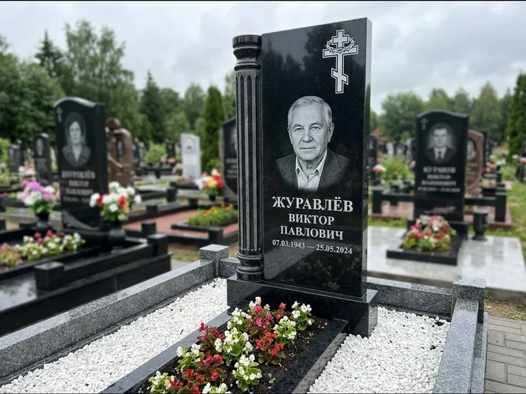 Памятник из чёрного гранита — семейный мемориал из двух стел с крестом с рушником, работа «Гущин» в Екатеринбурге