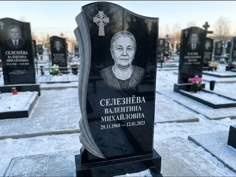 Памятник из чёрного гранита — восьмигранный обелиск с кельтским крестом, работа «Некрасова» в Екатеринбурге