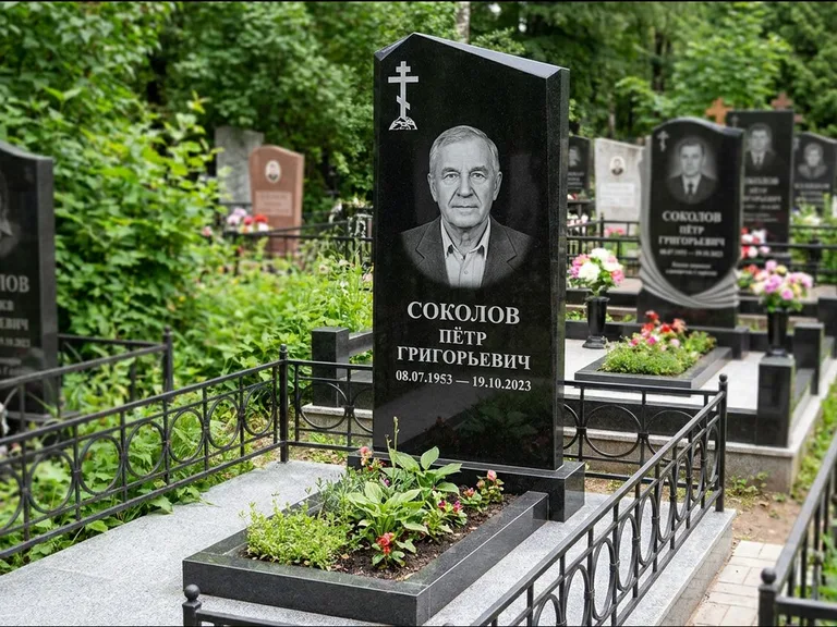 Памятник из чёрного гранита — полукруглая стела с крестом на Голгофе, работа «Журавлёв» в Екатеринбурге