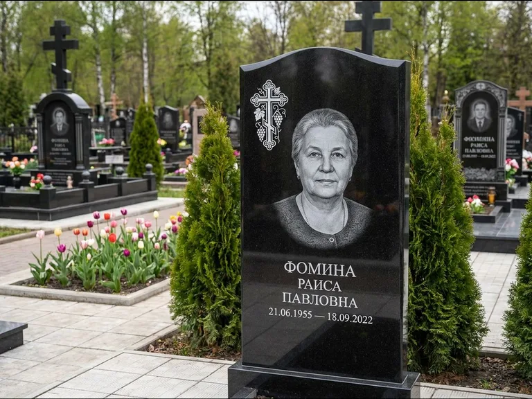 Памятник из чёрного гранита — двухцветная стела с крестом с распятием, работа «Одинцова» в Екатеринбурге