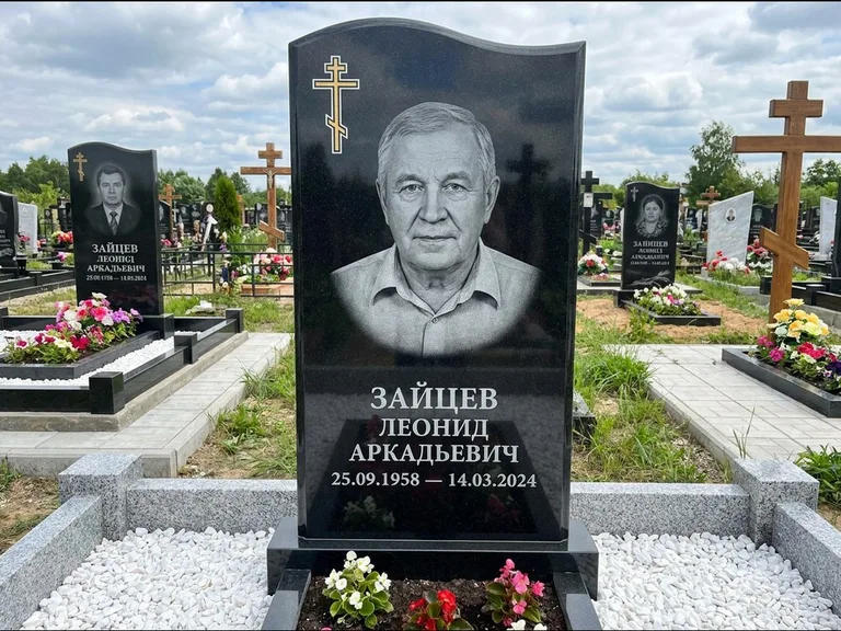 Памятник из чёрного гранита — горизонтальная семейная стела с аркой с процветшим крестом с виноградной лозой, работа «Верещагин» в Екатеринбурге