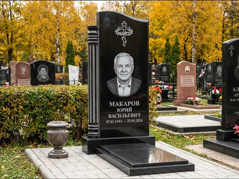 Памятник из чёрного гранита — асимметричная стела с крестом с рушником, работа «Панкратов» в Екатеринбурге