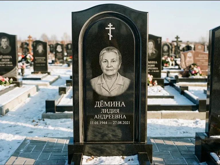 Памятник из чёрного гранита — стела-триптих с крестом с терновым венцом, работа «Ерофеева» в Екатеринбурге