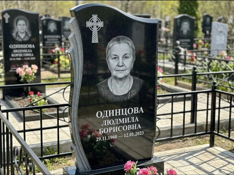 Памятник из чёрного гранита — стела с портретным овалом с кельтским крестом, работа «Савельева» в Екатеринбурге