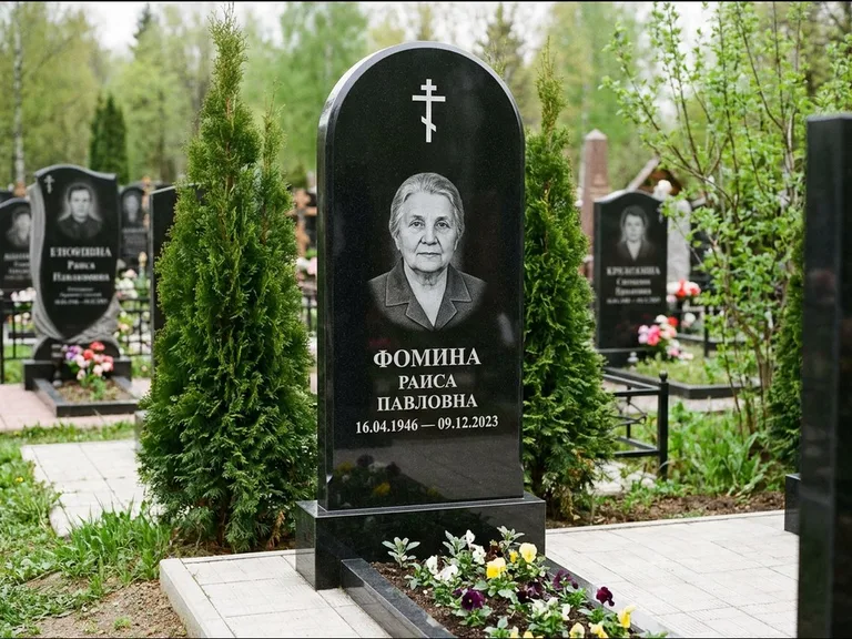Памятник из чёрного гранита — вертикальная стела с латинским крестом, работа «Некрасова» в Екатеринбурге