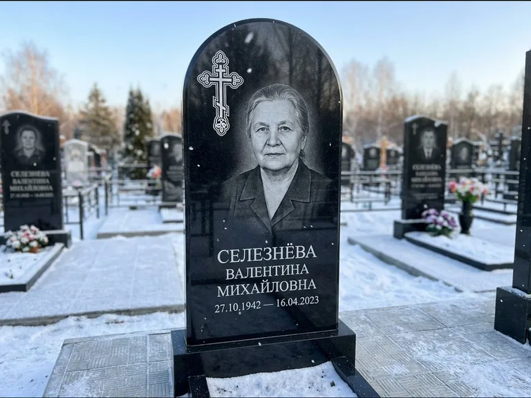 Памятник из чёрного гранита — массивная стела с крестом в лучах с крестом в лучах, работа «Одинцова» в Екатеринбурге