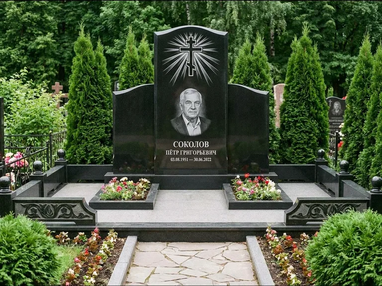 Памятник из чёрного гранита — низкая стела с крестом сбоку с золочёным крестом, работа «Верещагин» в Екатеринбурге