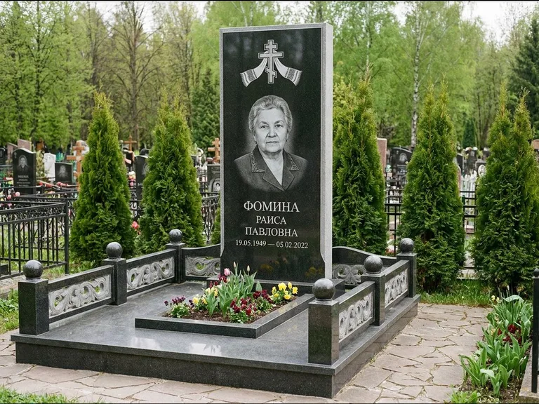 Памятник из чёрного гранита — семейный мемориал с ажурным резным крестом, работа «Мельникова» в Екатеринбурге