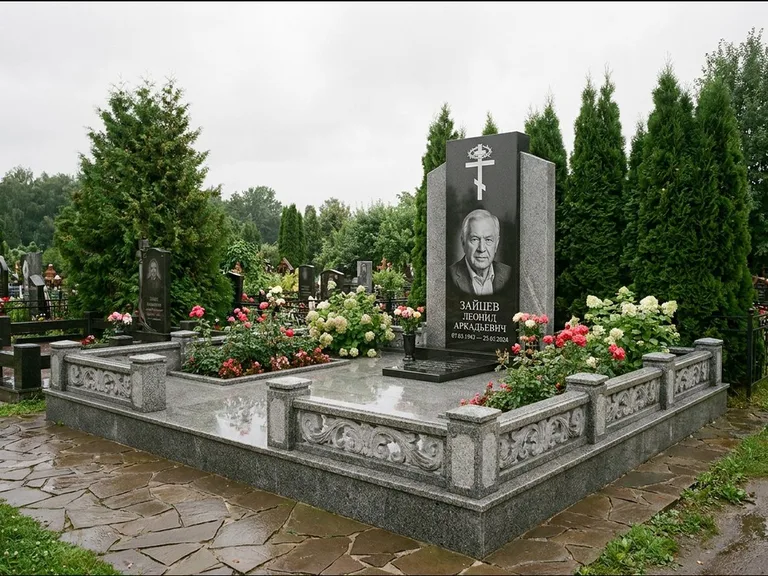 Памятник из чёрного гранита — стела с двумя портретами с крестом с рушником, работа «Богданов» в Екатеринбурге