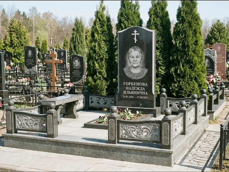 Памятник из чёрного гранита — стела с золочёным крестом с крестом с терновым венцом, работа «Селезнёва» в Екатеринбурге
