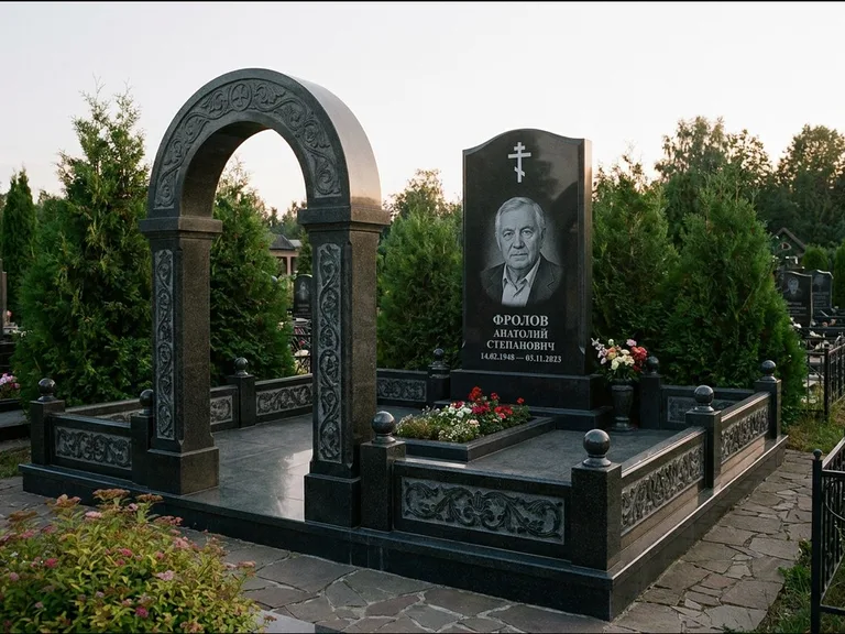 Памятник из чёрного гранита — высокая стела с процветшим крестом с православным восьмиконечным крестом, работа «Панкратов» в Екатеринбурге