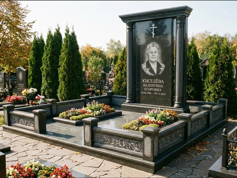 Памятник из чёрного гранита — стела с кельтским крестом с латинским крестом, работа «Ерофеева» в Екатеринбурге