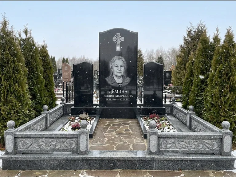Памятник из чёрного гранита — стела с крестом и ветвью с кельтским крестом, работа «Лаврентьева» в Екатеринбурге