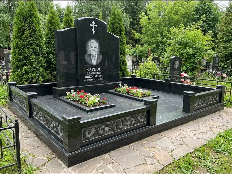 Памятник из чёрного гранита — двойная семейная стела с крестом на Голгофе, работа «Тихонов» в Екатеринбурге