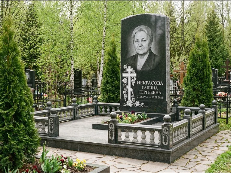 Памятник из чёрного гранита — стела с крестом и книгой с крестом с распятием, работа «Савельева» в Екатеринбурге
