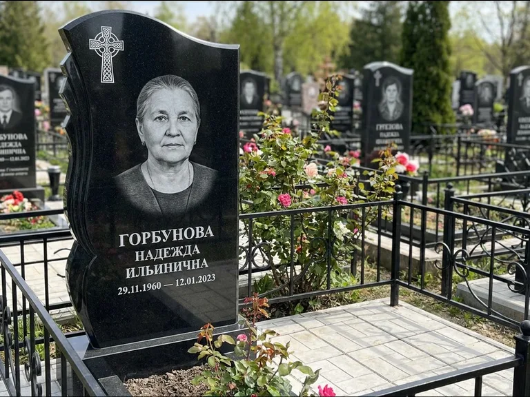 Памятник из чёрного гранита — высокий обелиск с кельтским крестом, работа «Одинцова» в Екатеринбурге