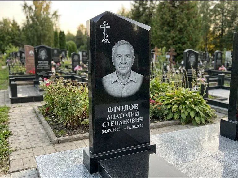 Памятник из чёрного гранита — стела со столиком и скамьёй с крестом на Голгофе, работа «Верещагин» в Екатеринбурге