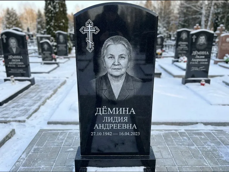 Памятник из чёрного гранита — стела домиком с крестом в лучах, работа «Селезнёва» в Екатеринбурге