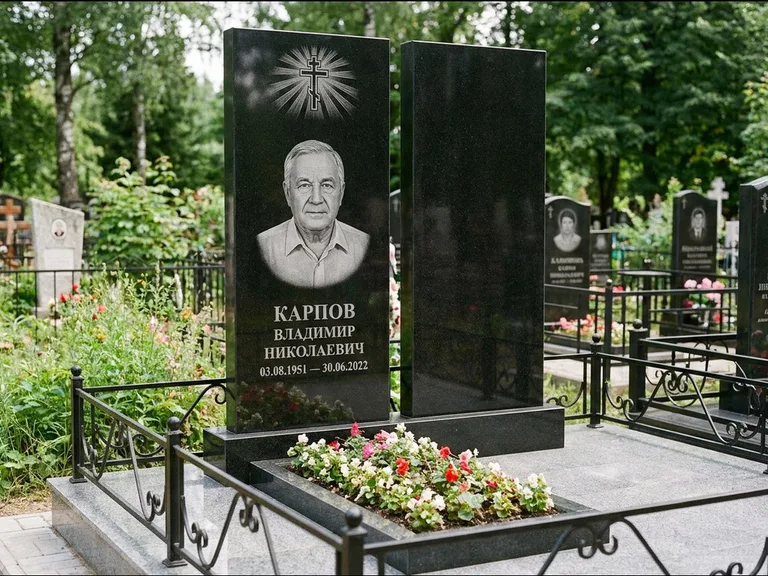 Памятник из чёрного гранита — ступенчатая стела с золочёным крестом, работа «Панкратов» в Екатеринбурге