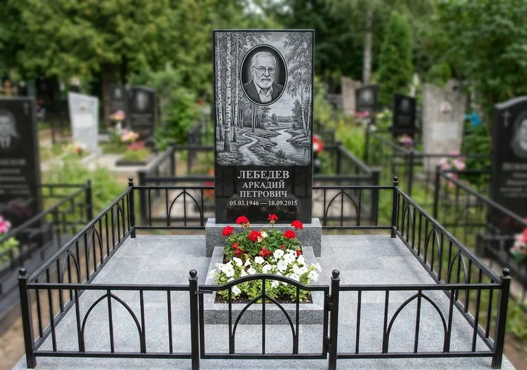 Памятник с гравировкой берёзовой рощи, портретом и надписью в Екатеринбурге