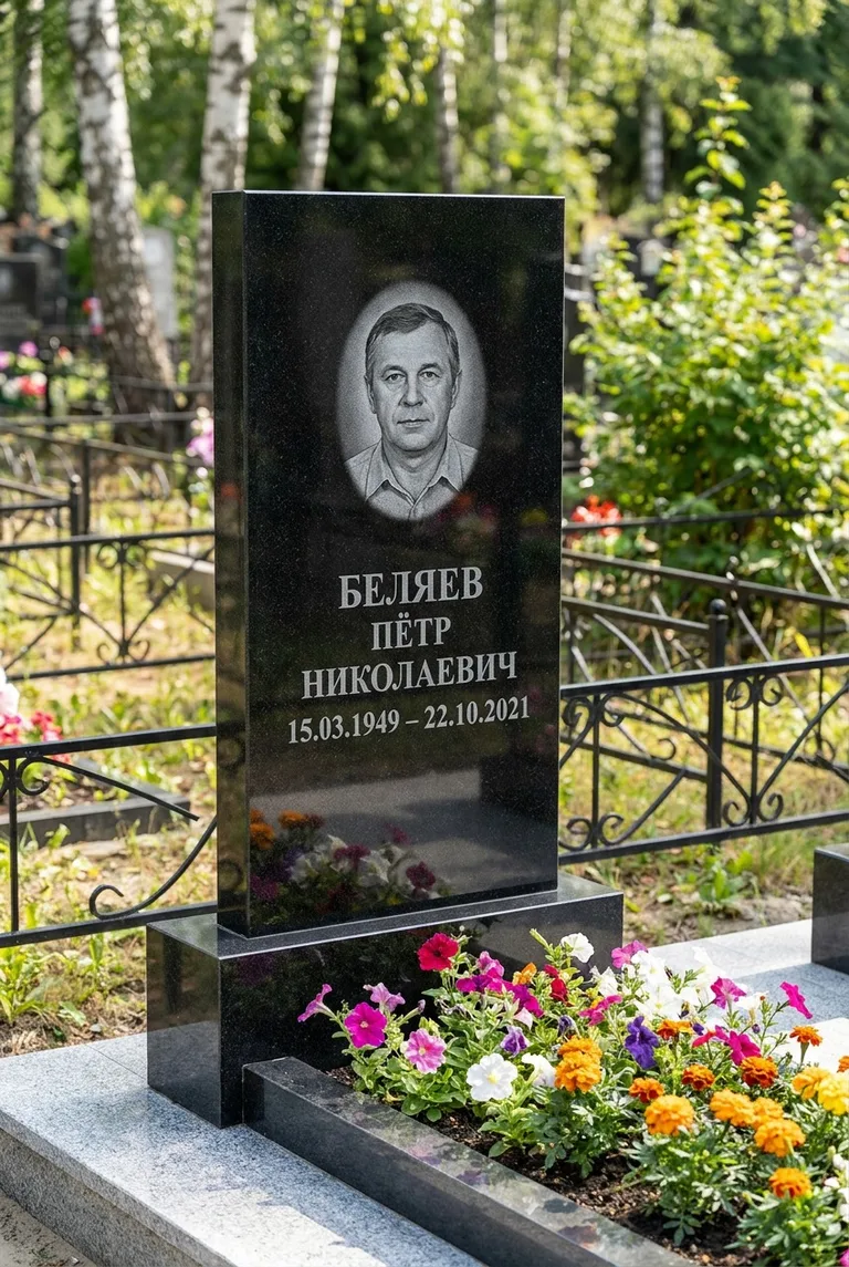 Вертикальный чёрный гранитный памятник под ключ с цветником в Екатеринбурге