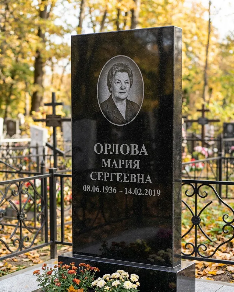 Вертикальный серый гранитный памятник под ключ, осень в Екатеринбурге