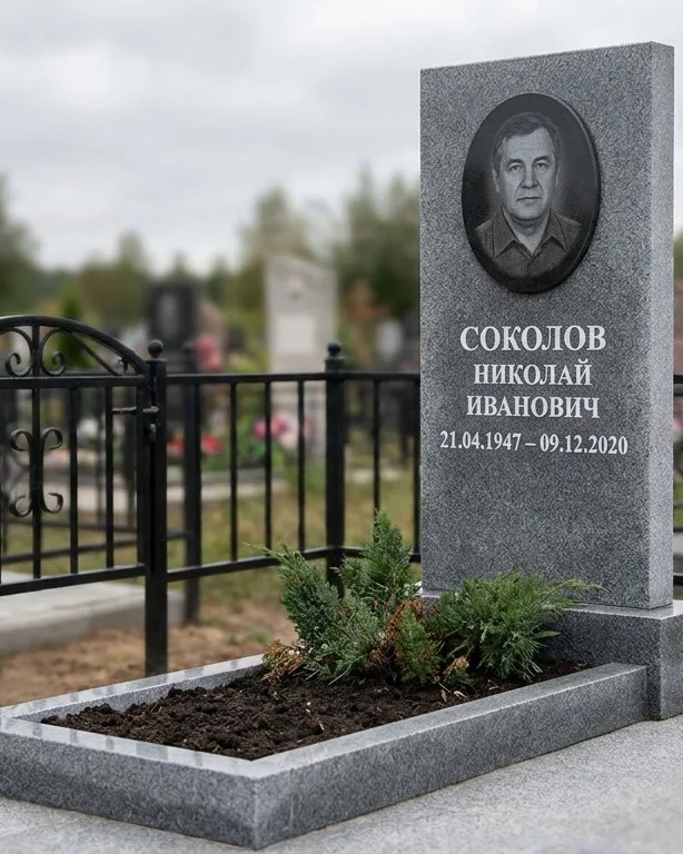 Чёрный памятник под ключ на гранитном цоколе в Екатеринбурге