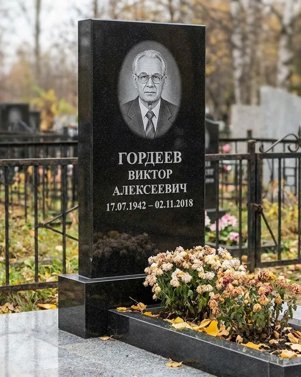 Памятник под ключ с гранитным цоколем и плиткой в Екатеринбурге