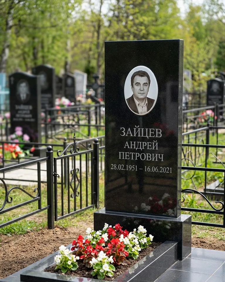 Памятник под ключ с гранитной вазой и цветами в Екатеринбурге