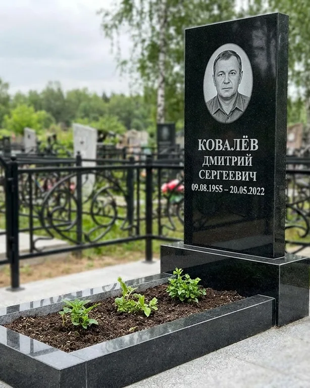 Горизонтальный серый памятник под ключ, осень в Екатеринбурге
