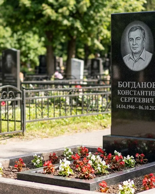 Низкий горизонтальный памятник под ключ с цветником в Екатеринбурге