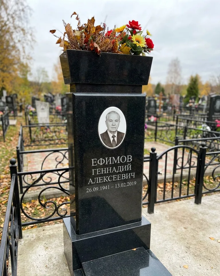 Двойной семейный памятник под ключ с портретами в Екатеринбурге