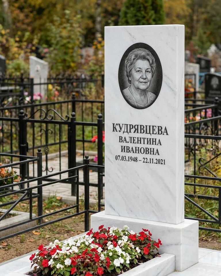 Двойной памятник под ключ с цоколем и плиткой в Екатеринбурге