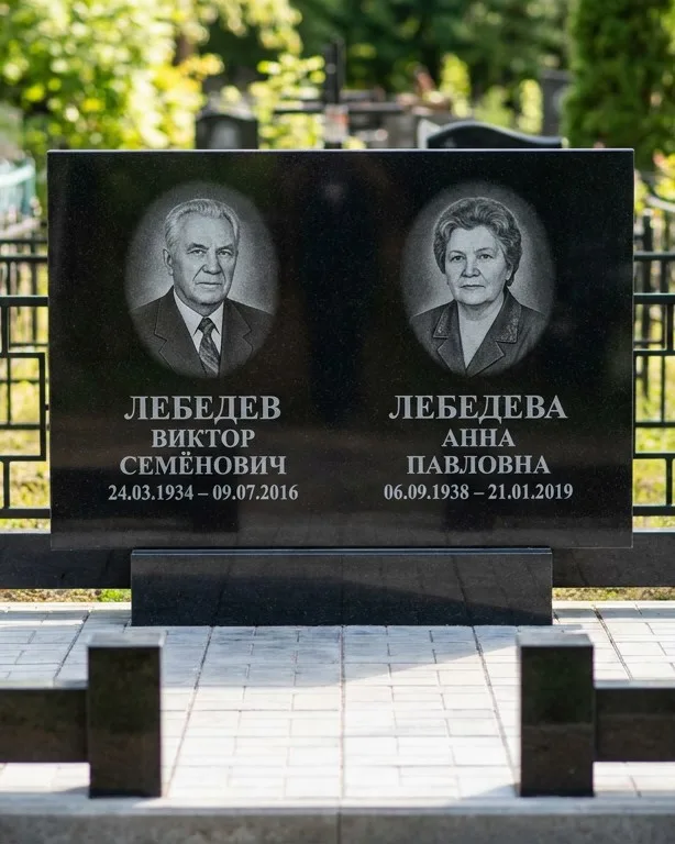 Памятник под ключ из красного гранита в Екатеринбурге