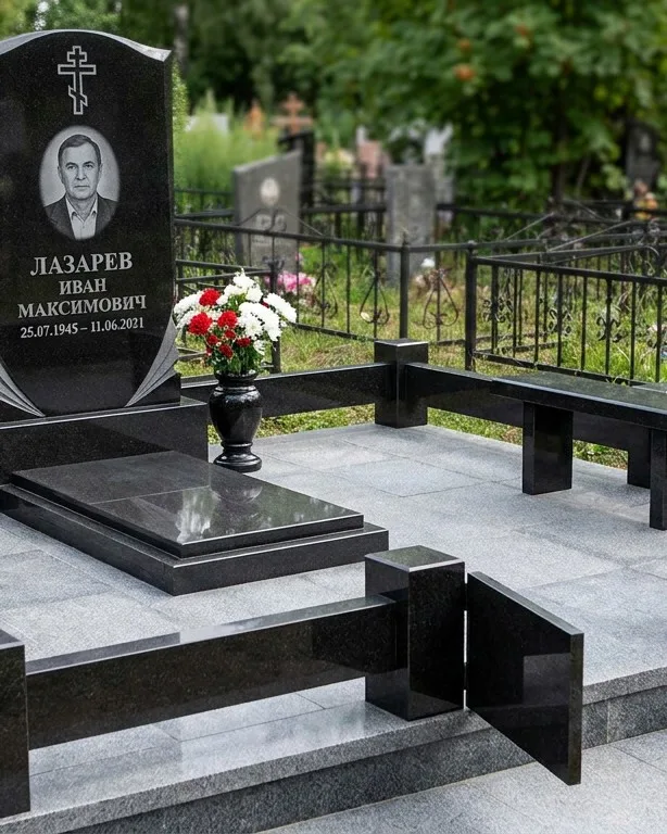 Памятник под ключ зимой с венком в Екатеринбурге