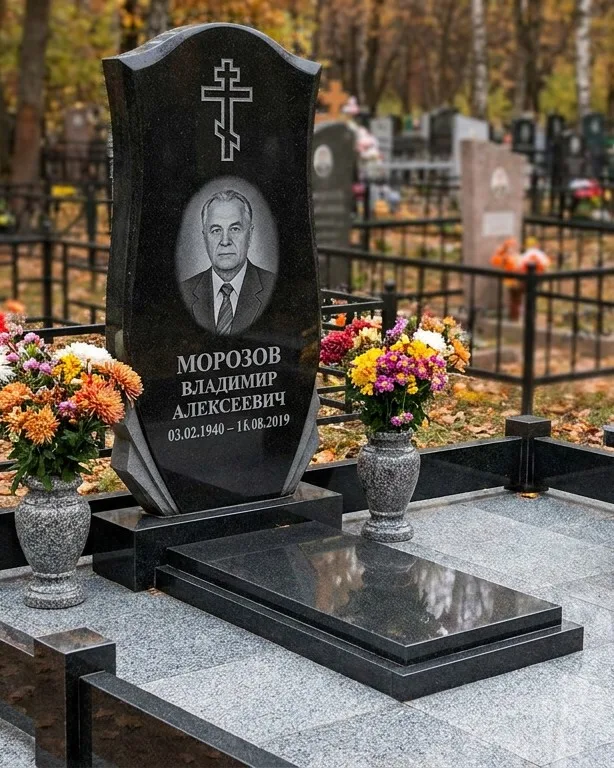 Памятник под ключ со скамьёй и мощением в Екатеринбурге