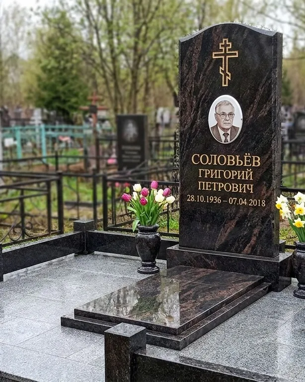 Памятник под ключ с гранитным цоколем и вазой, осень в Екатеринбурге