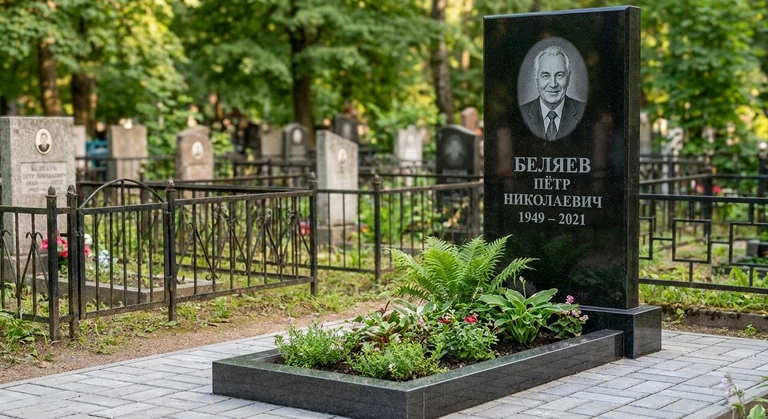 Памятник под ключ в Екатеринбурге — гранитная стела с цветником и благоустройством, установлен под ключ