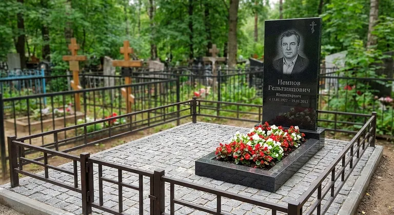 Памятник под ключ с цветником и благоустройством в Екатеринбурге
