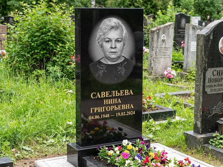 Портрет на памятнике в Екатеринбурге — Паспортное фото восстановили и награвировали на чёрной стеле