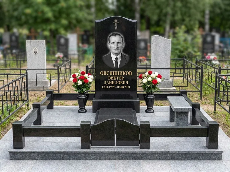 Портрет на памятнике в Екатеринбурге — Старый снимок → гравировка на премиум-комплексе с плиткой и оградой