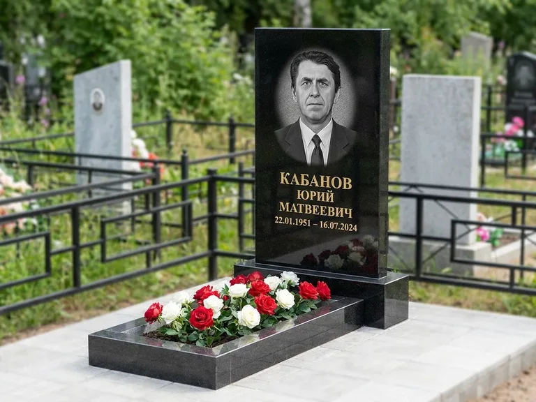 Портрет на памятнике в Екатеринбурге — Старый снимок → гравировка на вертикальной стеле