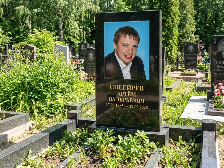 Портрет на памятнике в Екатеринбурге — Цветное фото → прямоугольная фотокерамика на чёрном граните