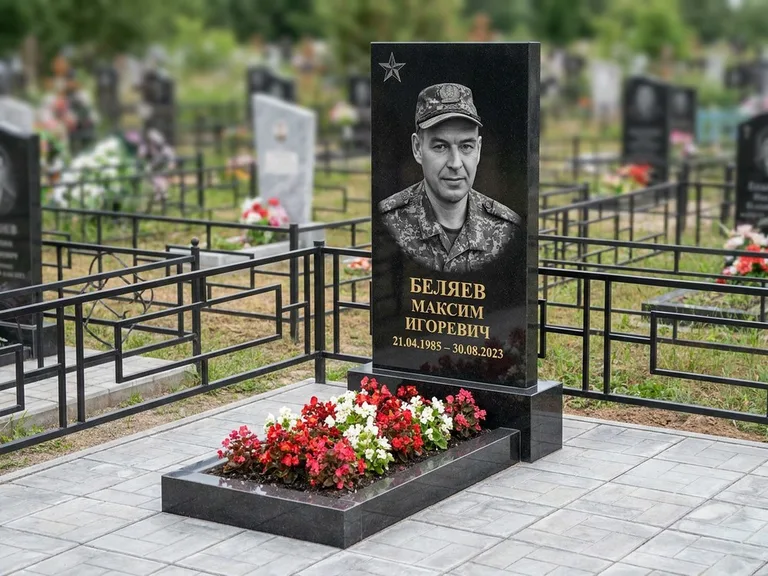Портрет на памятнике в Екатеринбурге — Военное фото → цветная фотокерамика, гравированная звезда