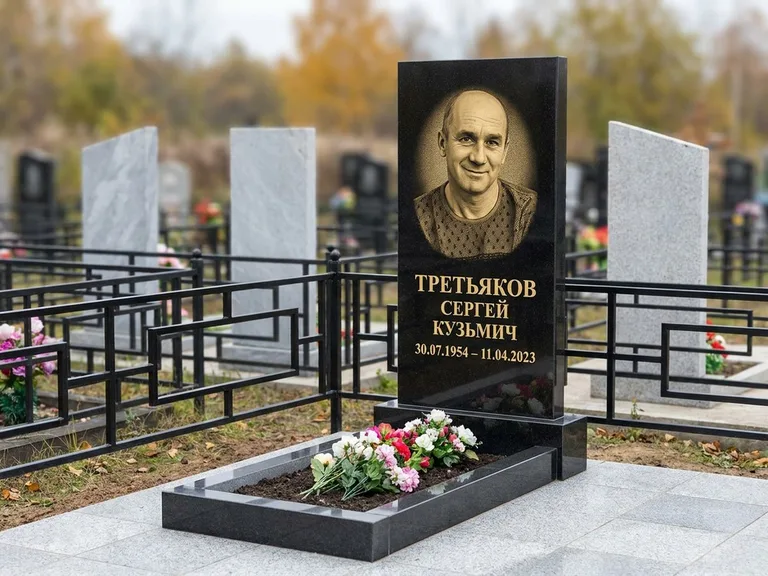 Портрет на памятнике в Екатеринбурге — Восстановленный портрет → гравировка на вертикальной стеле