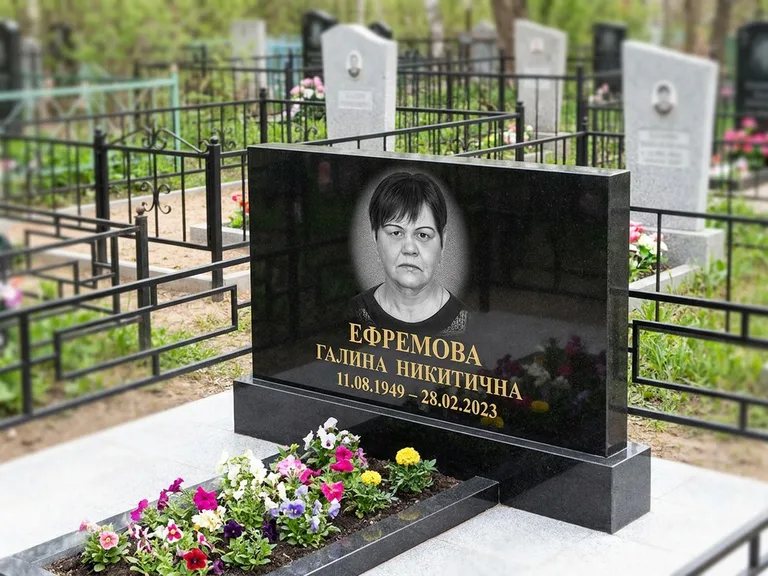 Портрет на памятнике в Екатеринбурге — Ч/б портрет → гравировка на горизонтальном памятнике