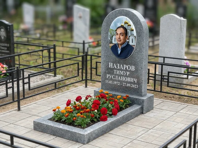 Портрет на памятнике в Екатеринбурге — Цветной портрет → фотокерамика-овал на сером граните, буквы белые
