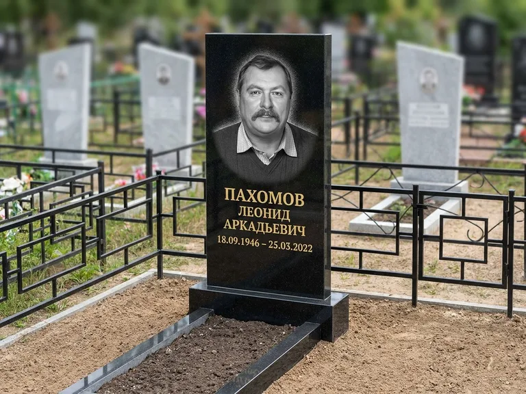 Портрет на памятнике в Екатеринбурге — Маленькое фото → гравировка на простом бюджетном памятнике
