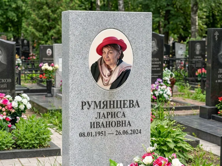 Портрет на памятнике в Екатеринбурге — Цветной портрет → овальная фотокерамика на светлом камне